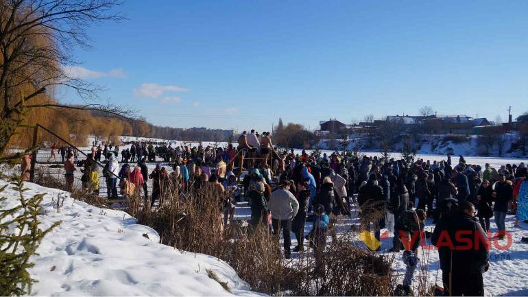 Гарячий  глінтвейн, крижана вода та гарний настрій &ndash; вінничани відзначили Водохреща (ФОТО)