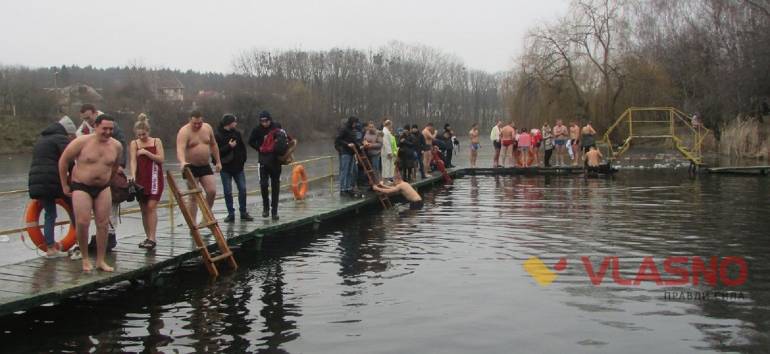 На Водохреща вінничани купаються в ополонці із друзями, коханими та дітьми (ФОТО)