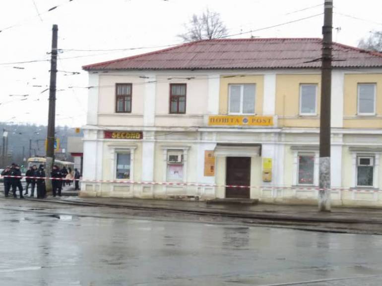 У Харкові чоловік з вибухівкою захопив відділення &laquo;Укрпошти&raquo;, всередині є люди
