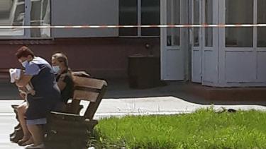 На Вінниччині коронавірус змусив сім'ю з хворим на пневмонію немовлям годину чекати рентгену на подвір'ї лікарні