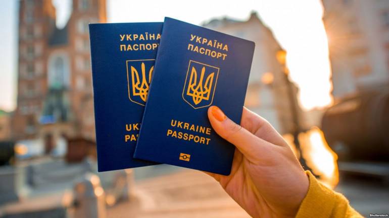 Закордонні паспорти видають з затримкою: у черзі на персоналізацію 675 тисяч документів