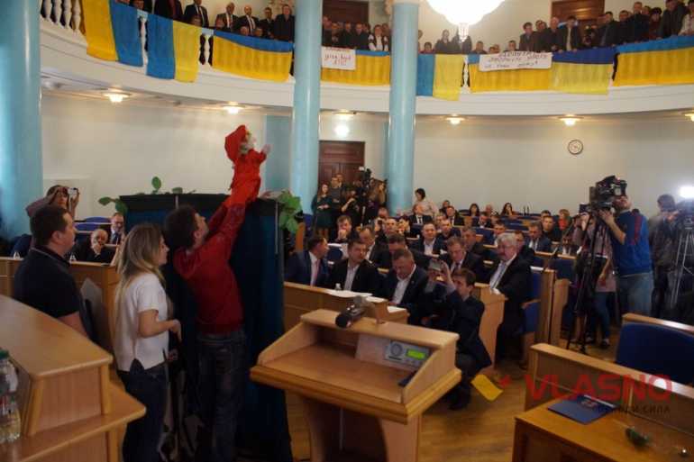 лялькова вистава на сесії Вінницької облради фото
