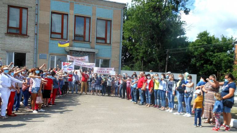 &laquo;Дайте нам дихати&raquo;: громада на Вінниччині відстоює права у День Конституції