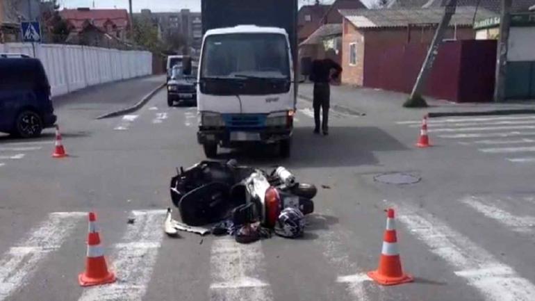У Вінниці біля центрального ринку вантажівка зіткнулась зі скутером