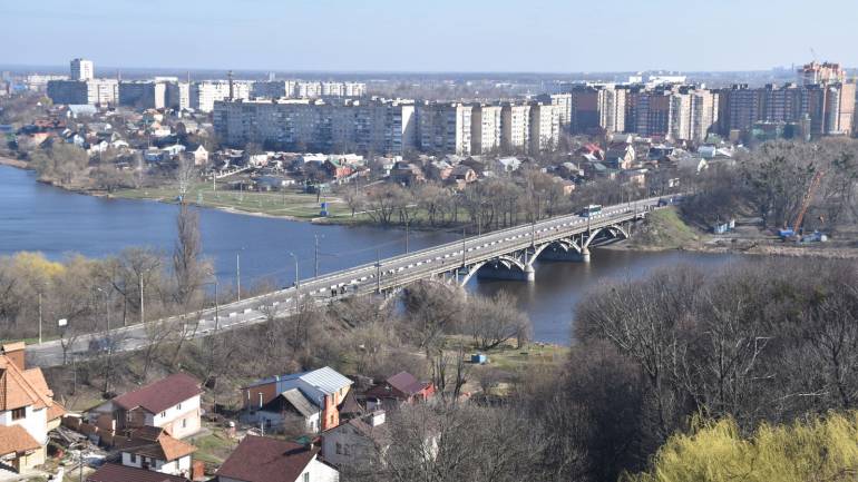 Рух через Київський міст знову призупинять