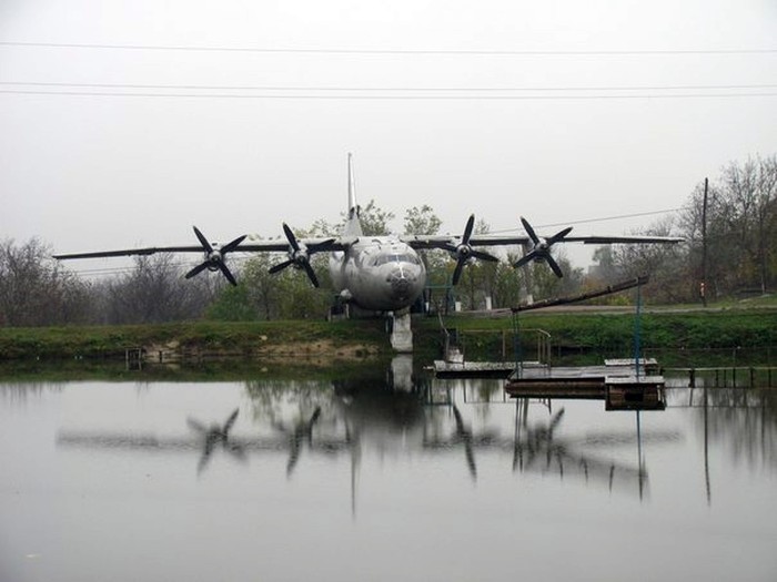 бойовий літак АН-12 у селі Високе на Вінниччині фото