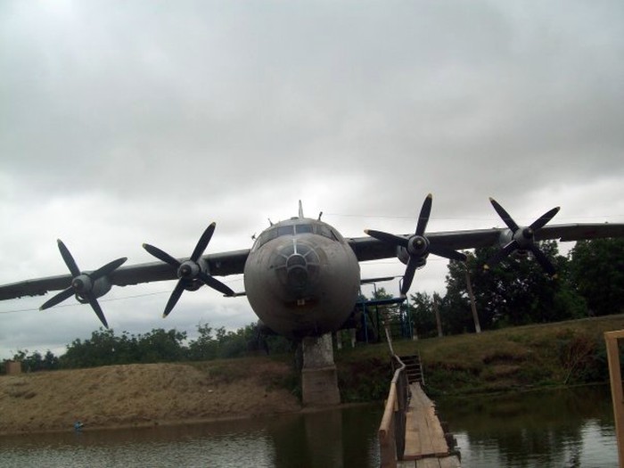 бойовий літак АН-12 у селі Високе на Вінниччині фото