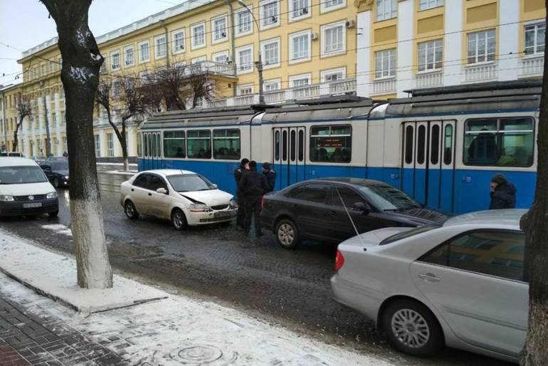 Біля Вінницької ОДА сталося ДТП