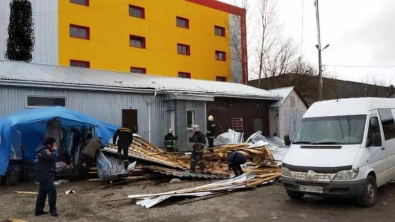 У Житомирській області зірваний вітром дах вбив жінку