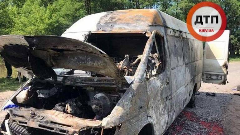 На Вінниччині автомобіль з хімічними препаратами перевернувся в річку: купатися заборонено