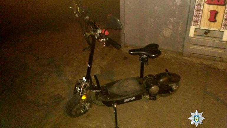 Згорток з марихуаною та крадений електросамокат: у Вінниці затримали злочинця