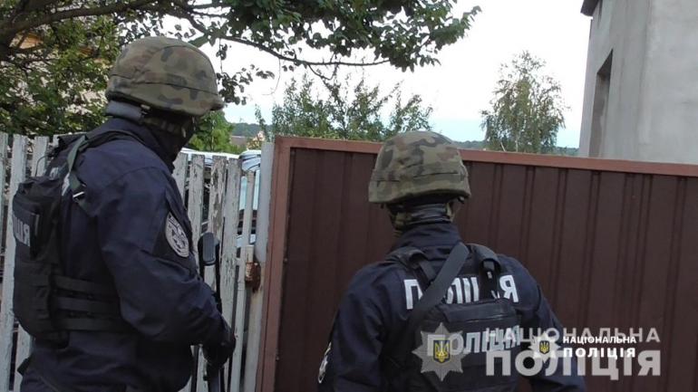 Стріляв у людину, побив чужу БМВ та зґвалтував жінку: поліцейські затримали вінничанина