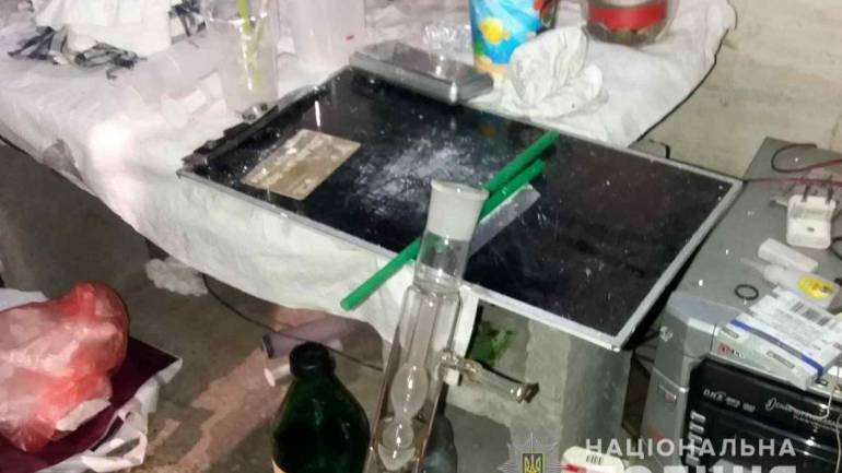 На Вінниччині хлопець в гаражі виготовляв наркотики для себе