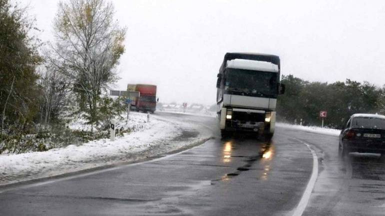&laquo;Ковзанка&raquo; на дорогах: вінничан знову застала зненацька ожеледиця