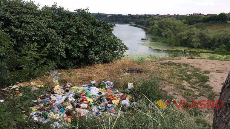 У Вінниці на березі Південного Бугу з&rsquo;явились купи сміття