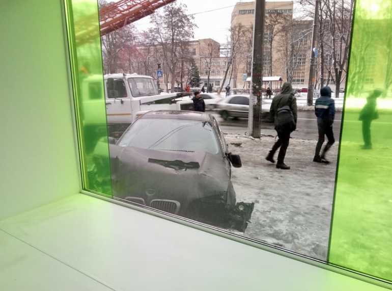 У Києві автомобіль врізався у відділення банку