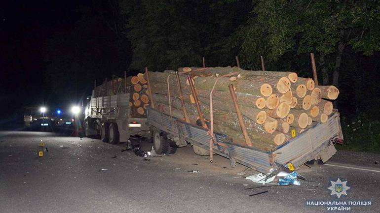 На Хмельниччині чиновник в&rsquo;їхав у лісовоз &mdash; загинули люди