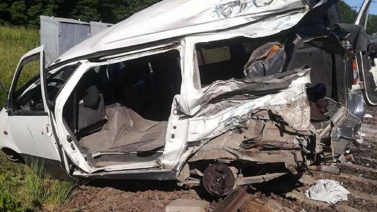 На Одещині мікроавтобус врізався в потяг &mdash; загинула жінка
