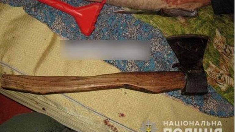 На Кіровоградщині 39-річний син відрубав матері-пенсіонерці голову сокирою