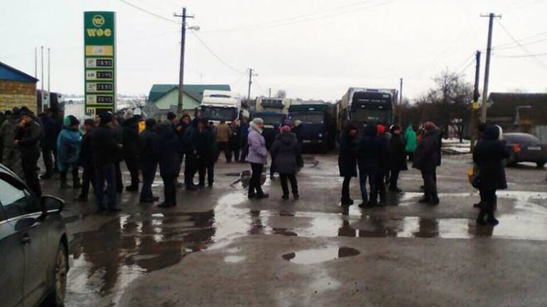 Місцеві жителі перекрили рух транспорту через погані дороги на Миколаївщині