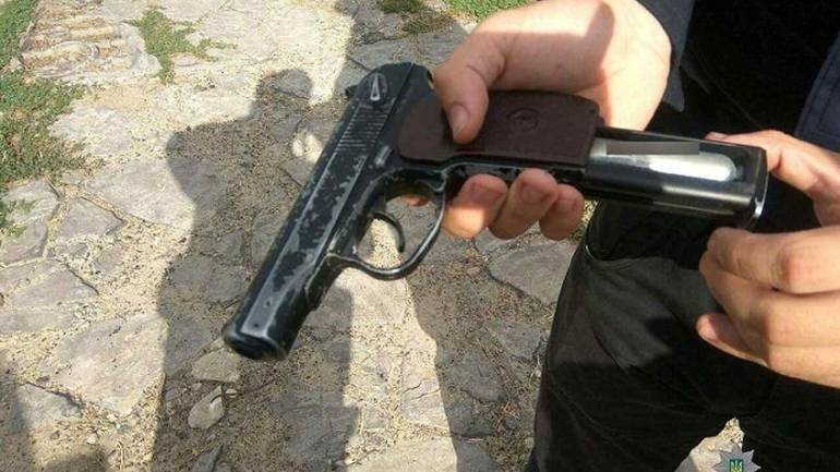 У Вінниці невідомий чоловік погрожував зброєю перехожим