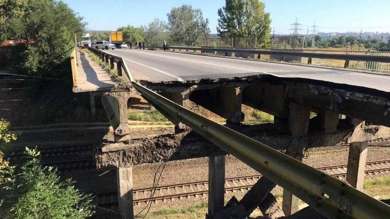 У Харкові обрушилася одна сторона автомобільного мосту