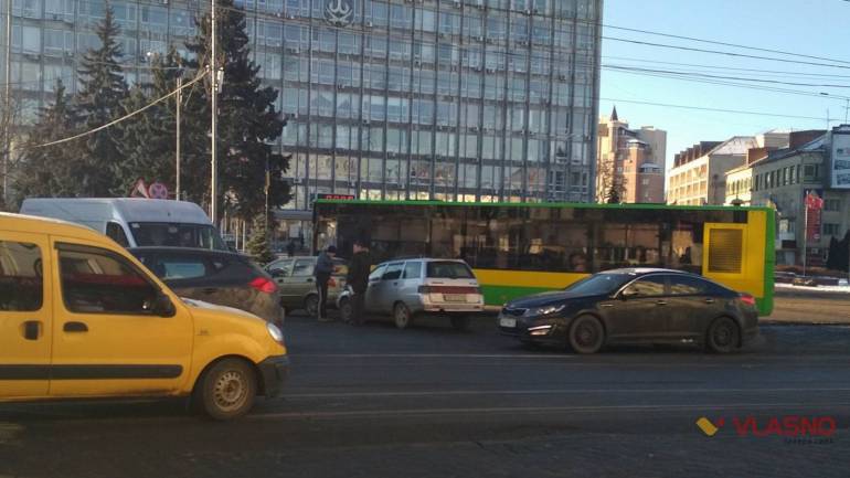 11 аварій та розбитий &laquo;Пріус&raquo;: вінницькі ДТП за добу