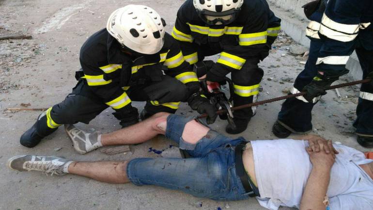 На будівництві у Києві чоловік прохромив ногу металевим прутом