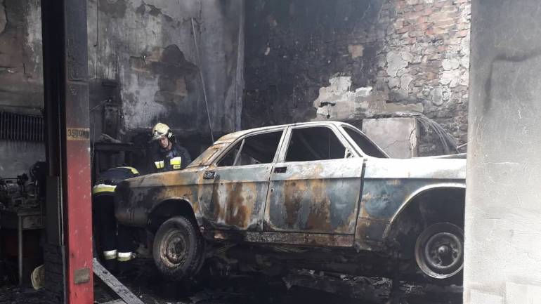 З опіками в лікарні: на Вінниччині загорілося два гаражі з машиною