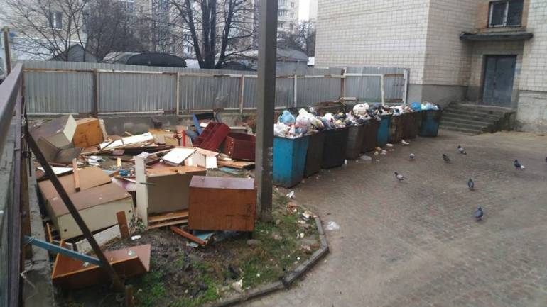 На території двох гуртожитків ВНМУ ім. М.І.Пирогова розкидані старі меблі