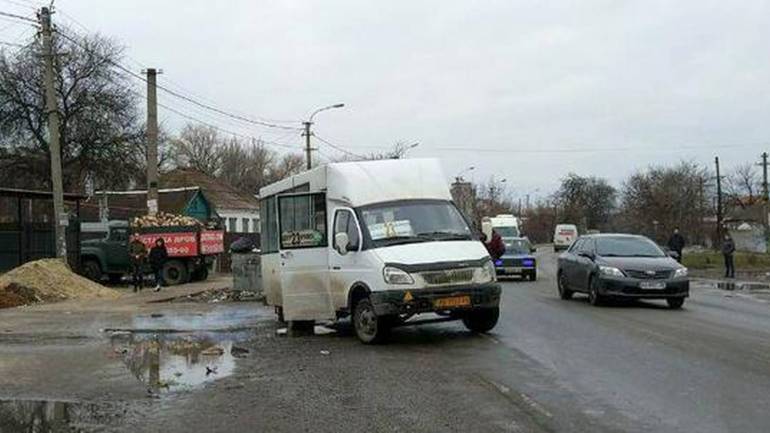 У Дніпрі пасажири в паніці вискакували з маршрутки (ВІДЕО)
