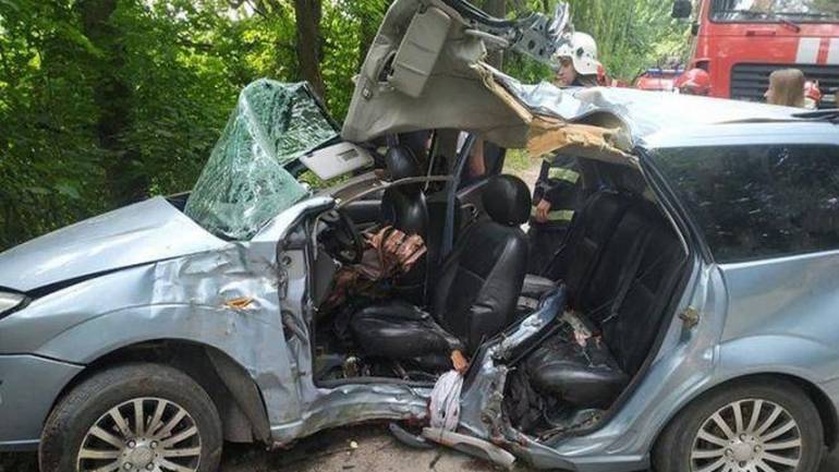 Смертельна ДТП у Тернополі: водій не впорався з керуванням та врізався в дерево