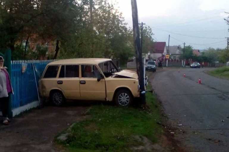 П'яний водій на Вінниччині не розминувся зі стовпом: пасажири у травматології 
