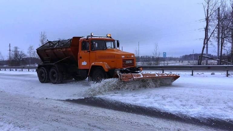 Негода на дорозі: водії можуть звернутись за допомогою до чергового