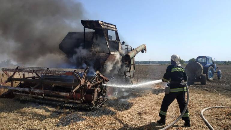 Під час збирання врожаю на Вінниччині загорівся комбайн (ФОТО)