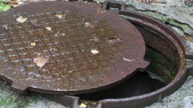 В Сумах рятувальники витягли жінку з каналізації