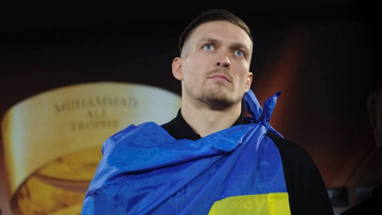 Усик отримав травму: його бій з Гассієвим організатори перенесли (ВІДЕО)