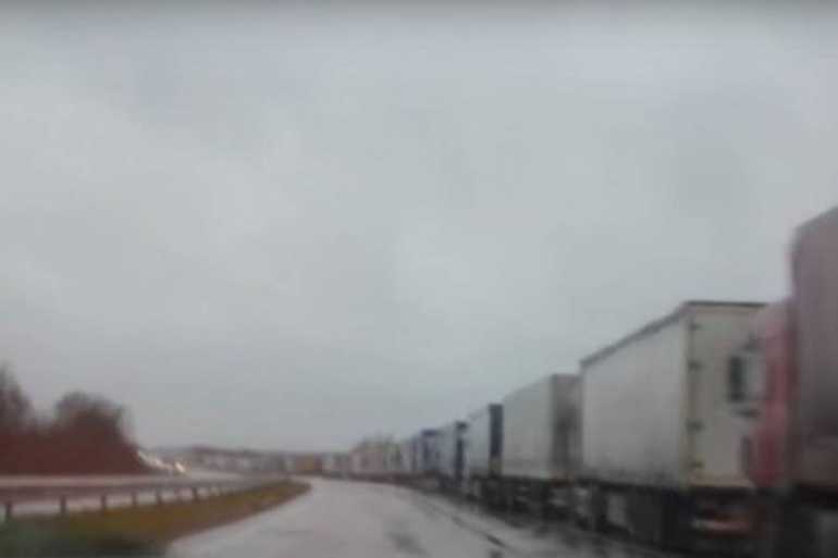 На кордоні з Польщею утворився багатокілометровий затор із вантажівок що протримається ще кілька діб