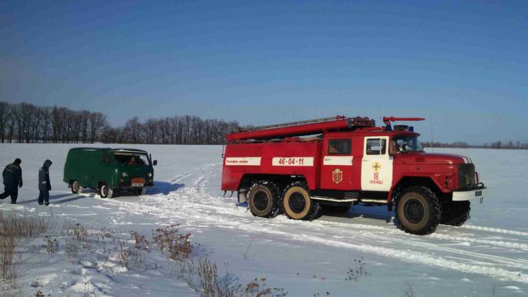 Снігові пастки: на Вінниччині із заметів визволяли автомобілі з людьми