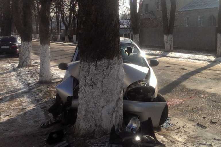 автівка-врізалась-у-дерево-фото