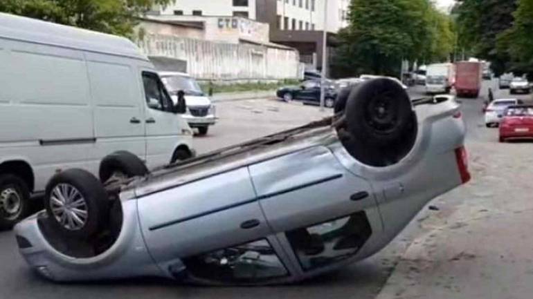 В результаті ДТП у Києві автомобіль перекинуло колесами догори