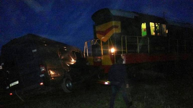 На Львівщині потяг врізався в мікроавтобус на переїзді