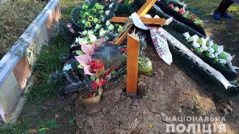 розтрощені могили на Вінниччині фото
