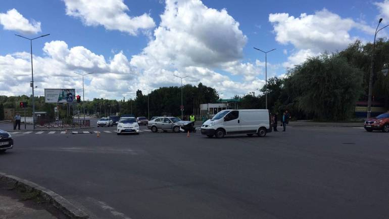 ДТП у Вінниці: автомобіль не зупинився на червоний сигнал світлофора (ФОТО)