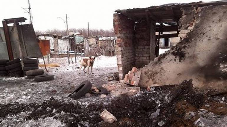 Обстріляні житлові квартали та укріплення військових: на Донбасі відновились обстріли