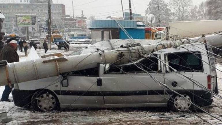 У Вінниці стовп розчавив &laquo;Пежо&raquo;: подробиці аварії