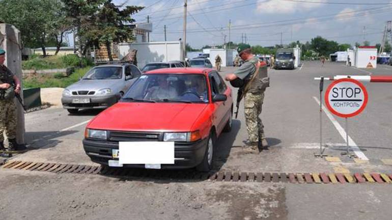 На Донеччині жінка на авто навмисно наїхала на прикордонника