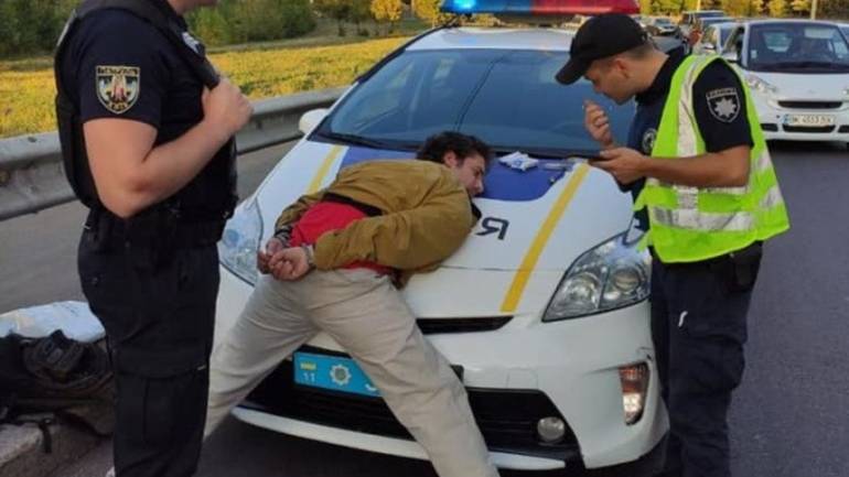 У столиці затримали чоловіка, який стріляв на громадській зупинці