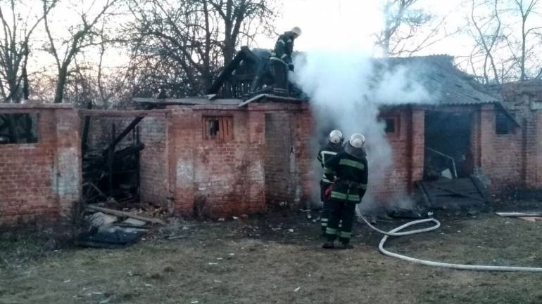 У Вінниці загорілась будівля на вулиці Шимка