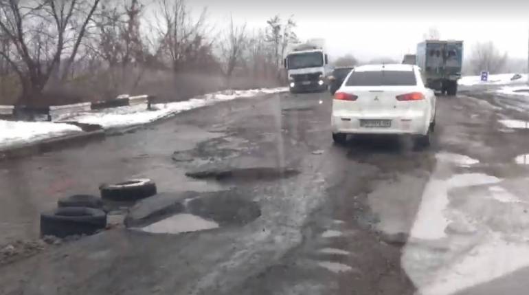 На Черкащині, щоб не провалитись у ями на дорозі, водії поклали шини (ВІДЕО)